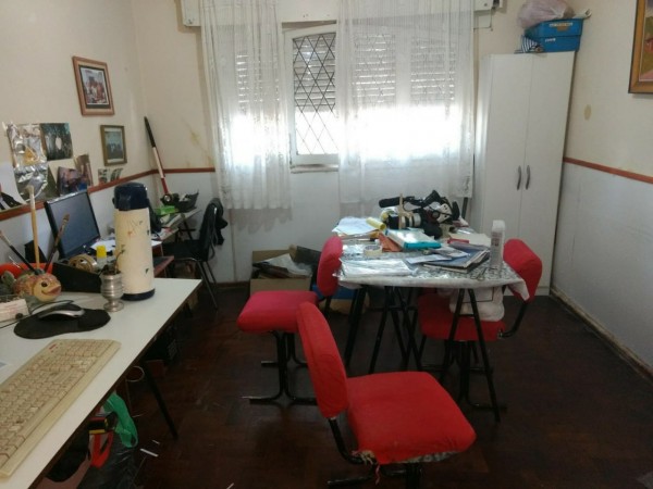 Juan Manuel de Rosas 3100, Amplio galpon y casa en frente. 
