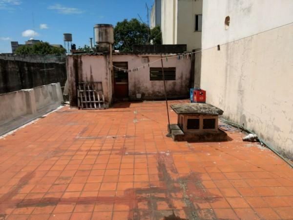 Juan Manuel de Rosas 3100, Amplio galpon y casa en frente. 
