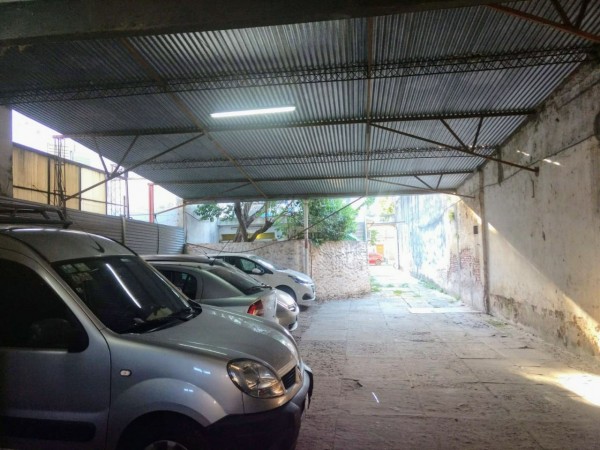 Juan Manuel de Rosas 3100, Amplio galpon y casa en frente. 