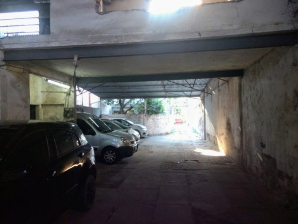 Juan Manuel de Rosas 3100, Amplio galpon y casa en frente. 