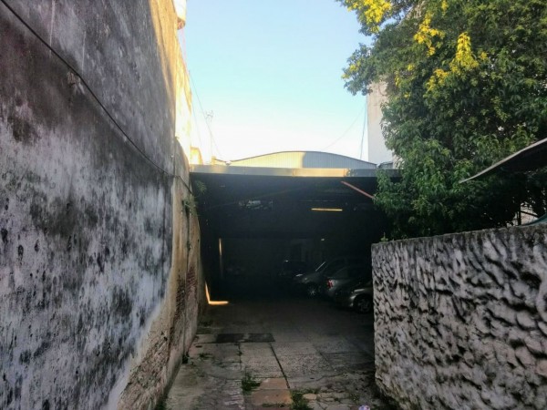 Juan Manuel de Rosas 3100, Amplio galpon y casa en frente. 
