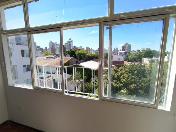 Pellegrini 58, 3 dormitorios! 3er piso de escalera.