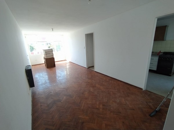 Pellegrini 58, 3 dormitorios! 3er piso de escalera.