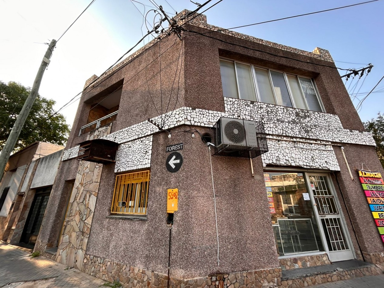 Liniers 1200, dos casas y un local en venta, en conjunto.