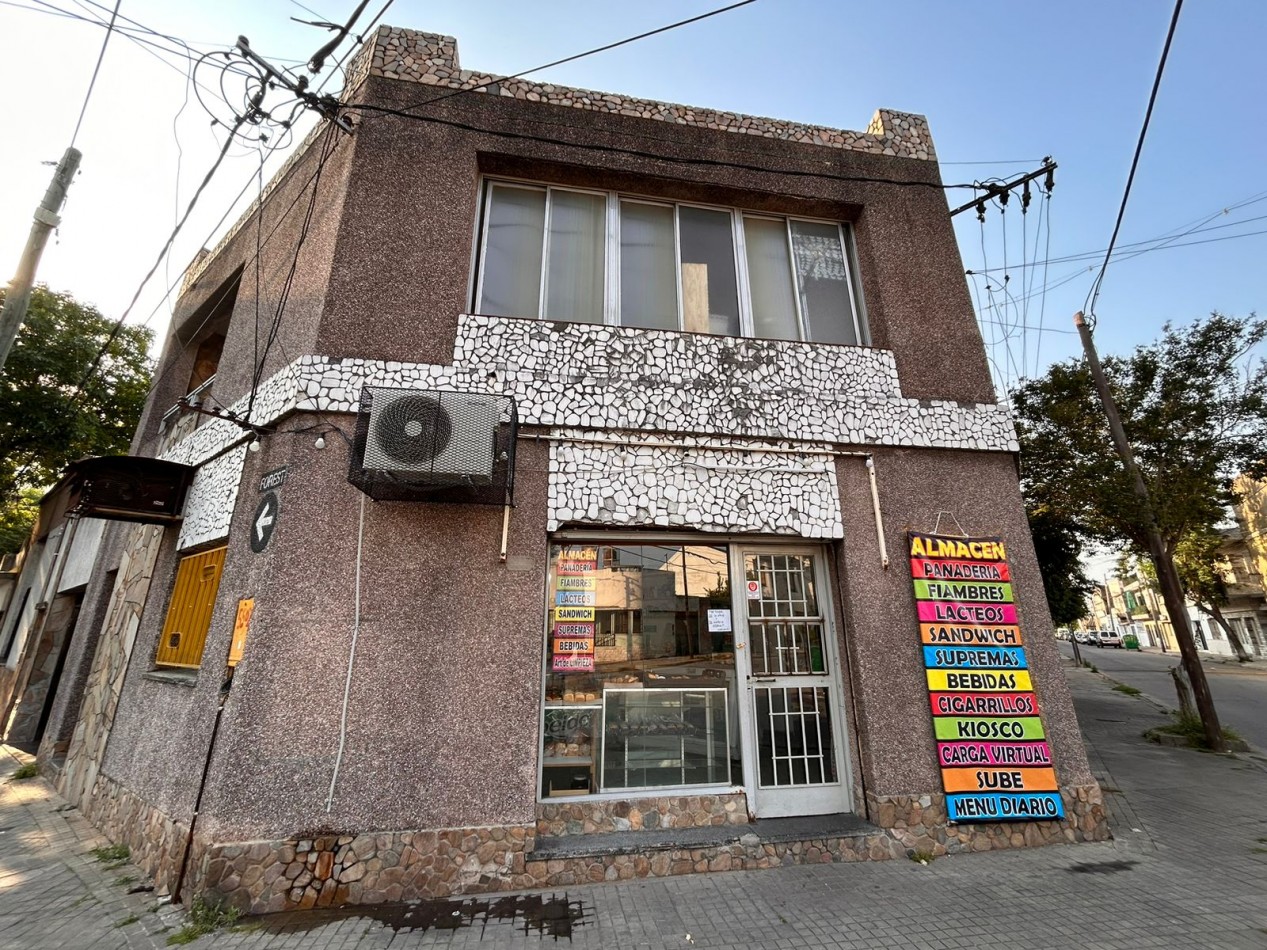 Liniers 1200, dos casas y un local en venta, en conjunto.