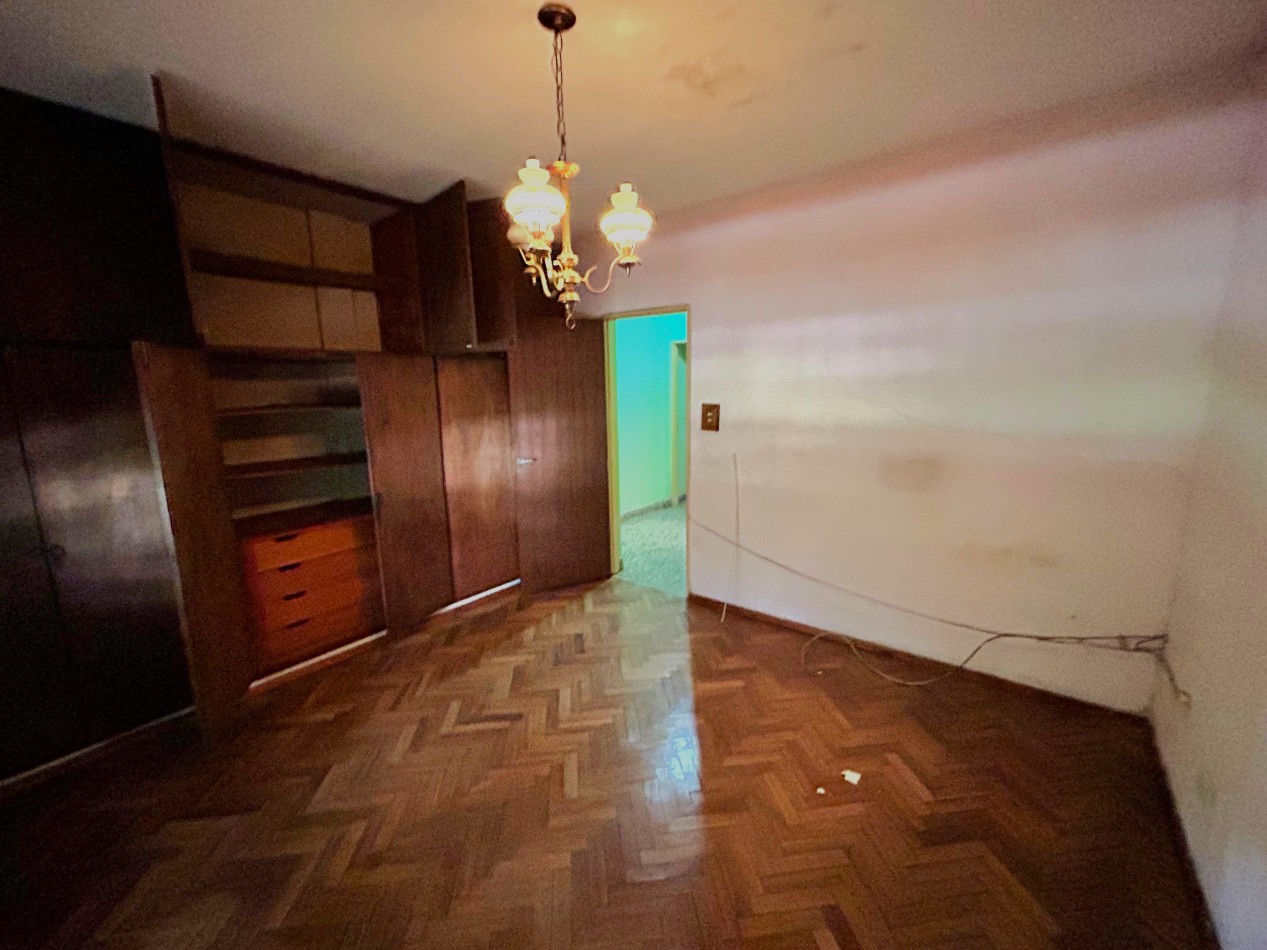 Rueda 1700, casa planta alta, cochera, dos dormitorios, patio y galeria!