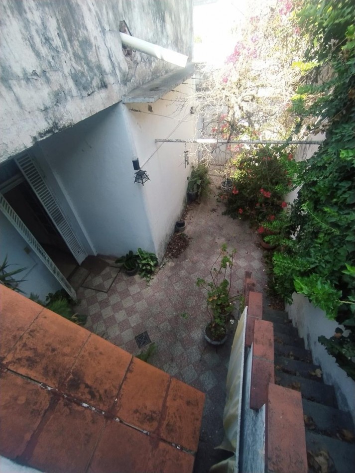 Jose Ingenieros 800, casa de frente, cochera, 1 dormitorio, patio. 