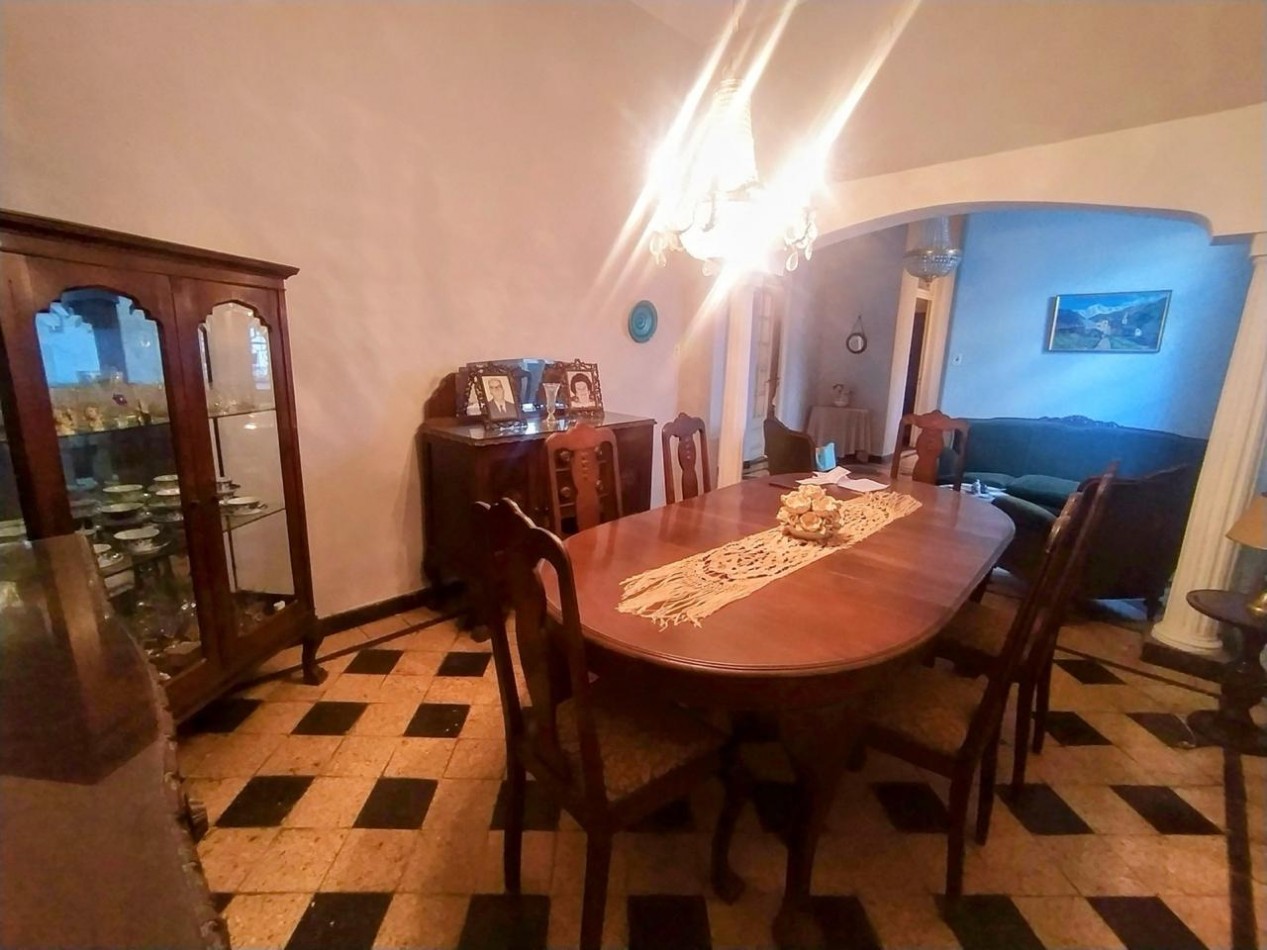 Jose Ingenieros 800, casa de frente, cochera, 1 dormitorio, patio. 