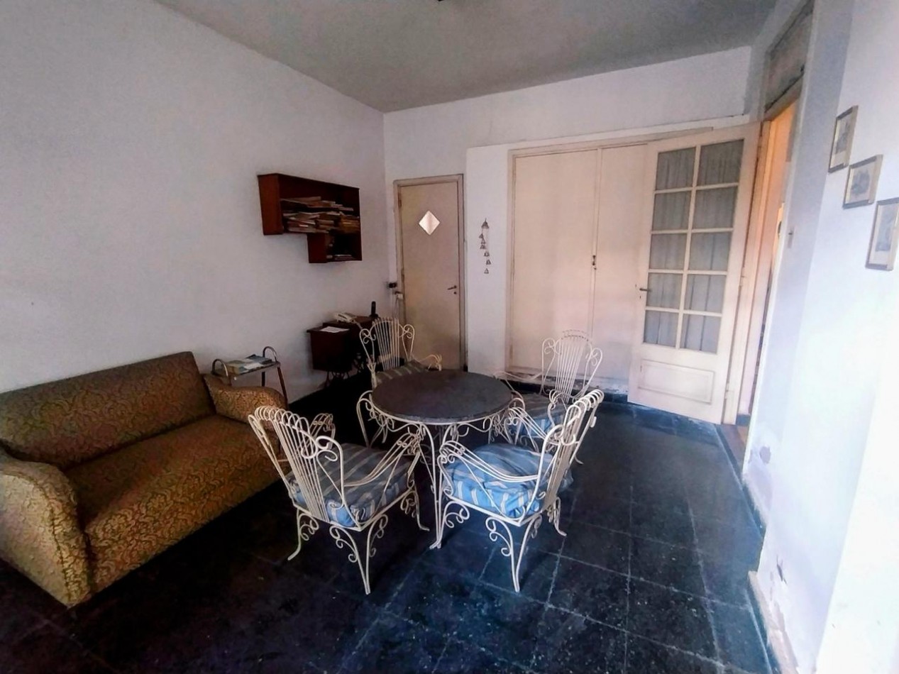Jose Ingenieros 800, casa de frente, cochera, 1 dormitorio, patio. 