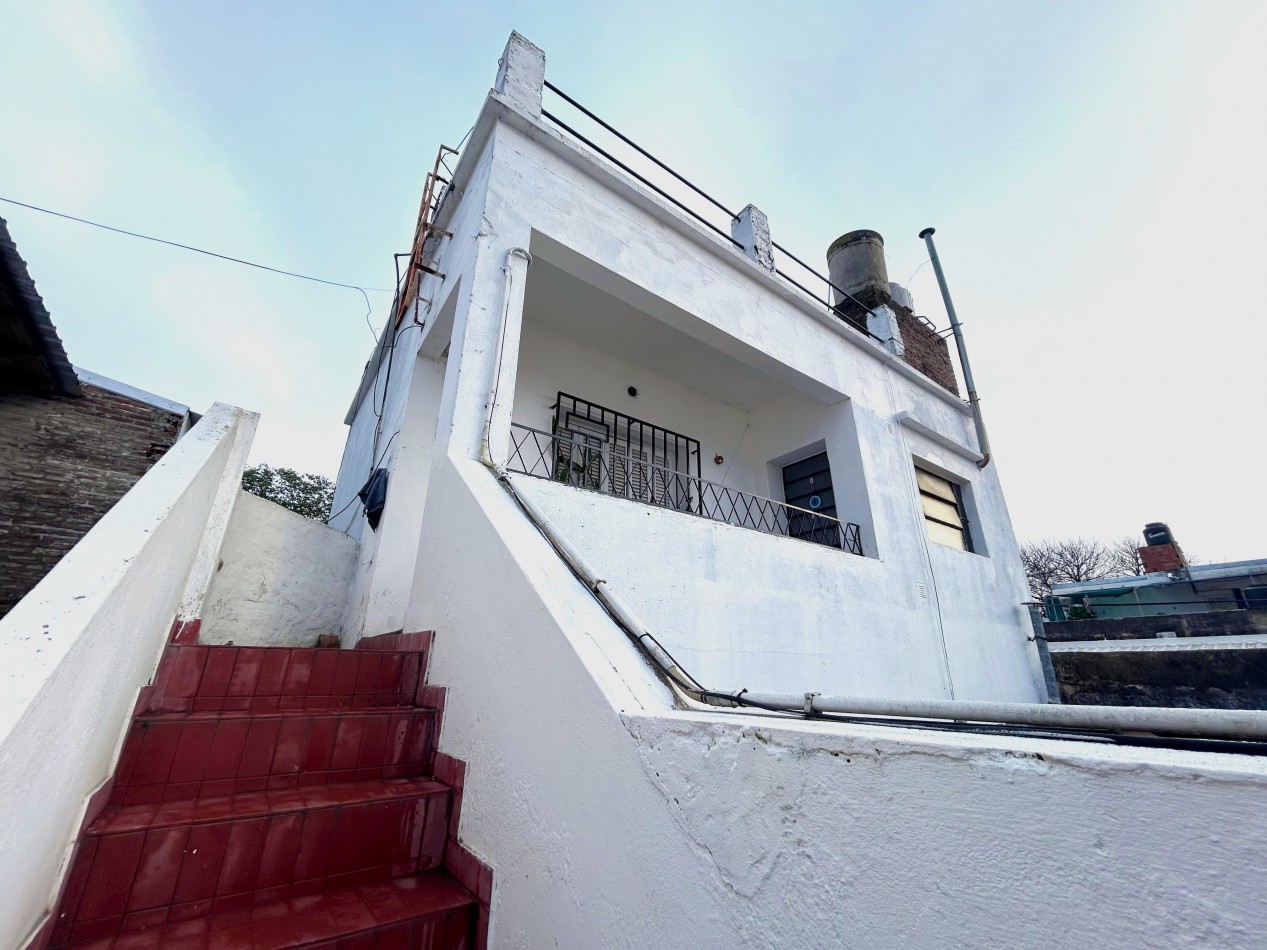 Sarmiento 4100, interna planta alta, un dormitorio. 