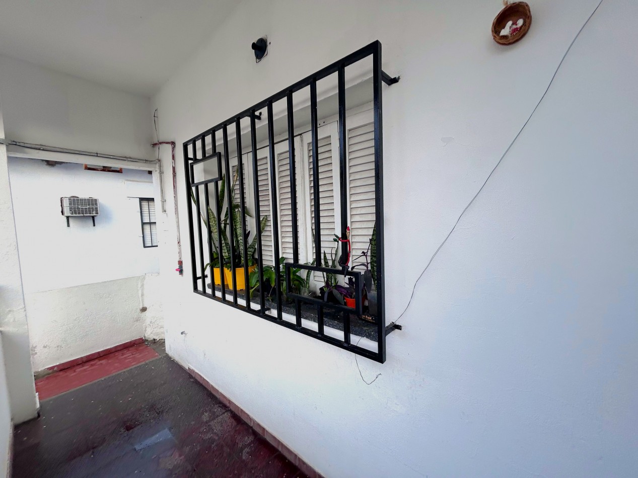 Sarmiento 4100, interna planta alta, un dormitorio. 