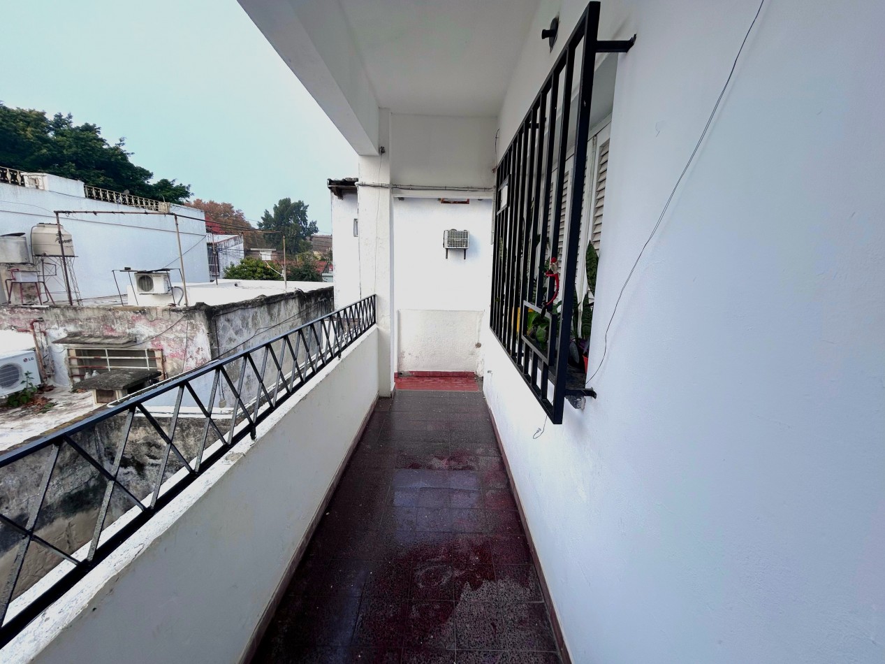 Sarmiento 4100, interna planta alta, un dormitorio. 