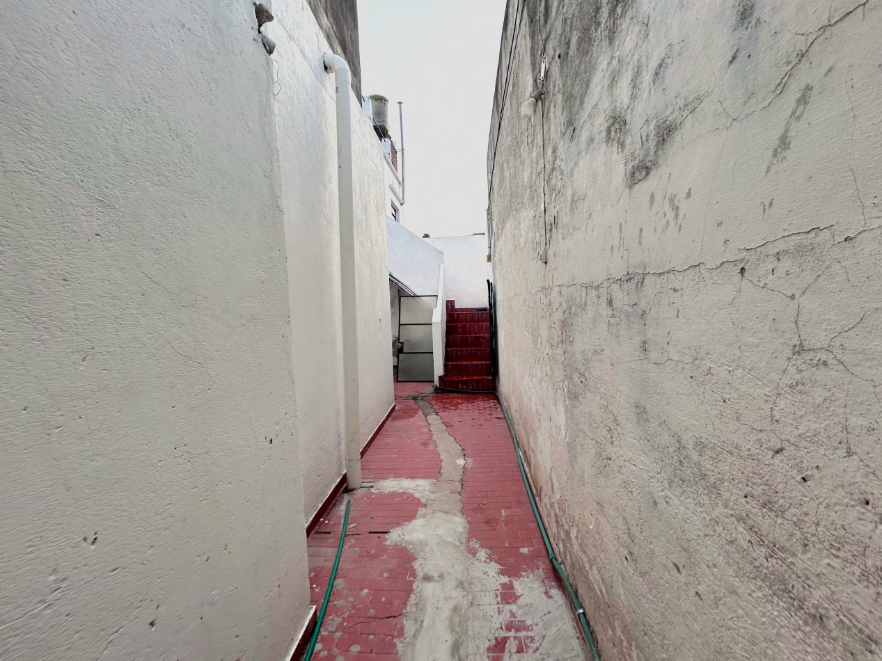 Sarmiento 4100, interna planta alta, un dormitorio. 