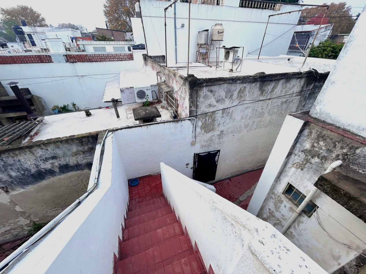 Sarmiento 4100, interna planta alta, un dormitorio. 