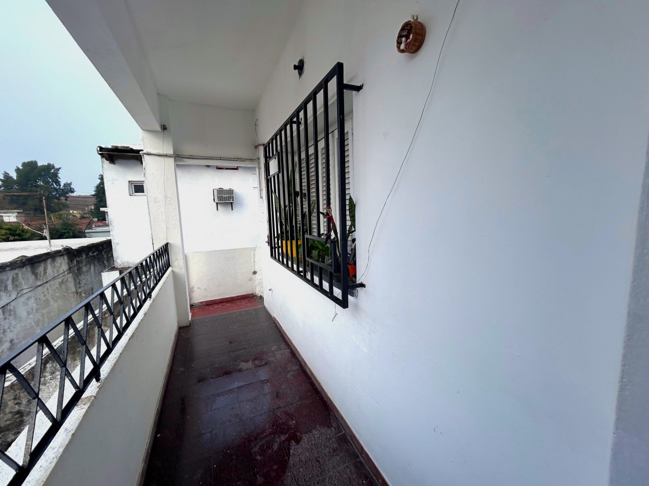 Sarmiento 4100, interna planta alta, un dormitorio. 
