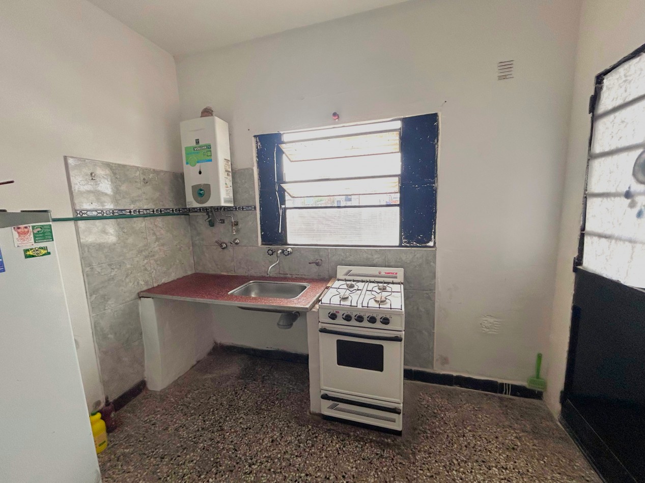 Sarmiento 4100, interna planta alta, un dormitorio. 