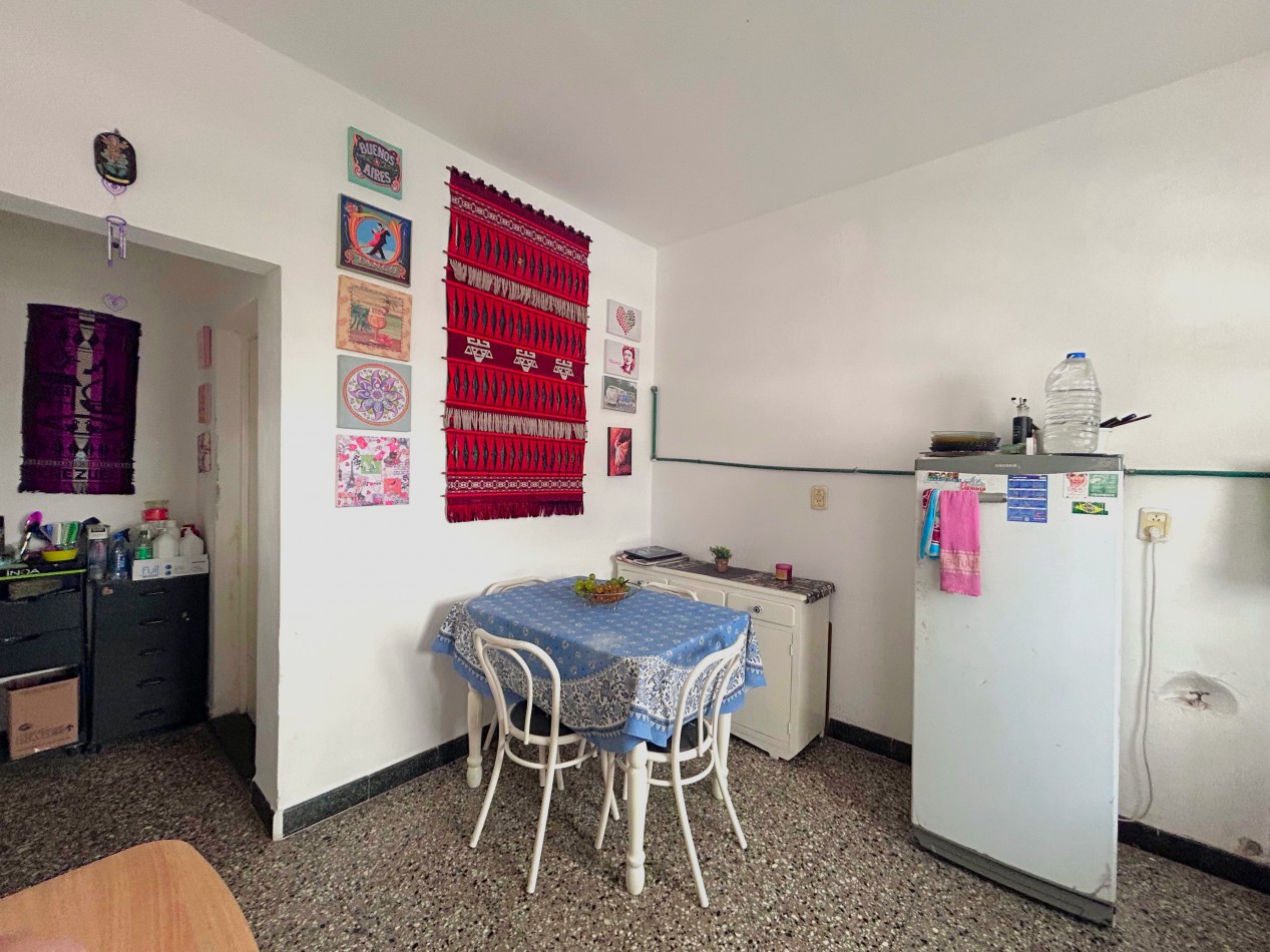 Sarmiento 4100, interna planta alta, un dormitorio. 