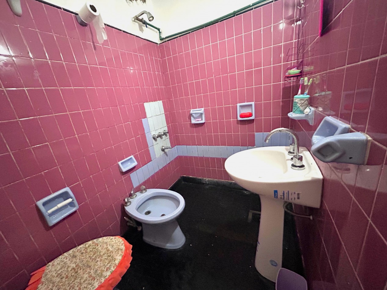 Sarmiento 4100, interna planta alta, un dormitorio. 