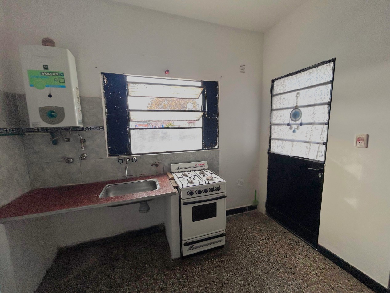 Sarmiento 4100, interna planta alta, un dormitorio. 