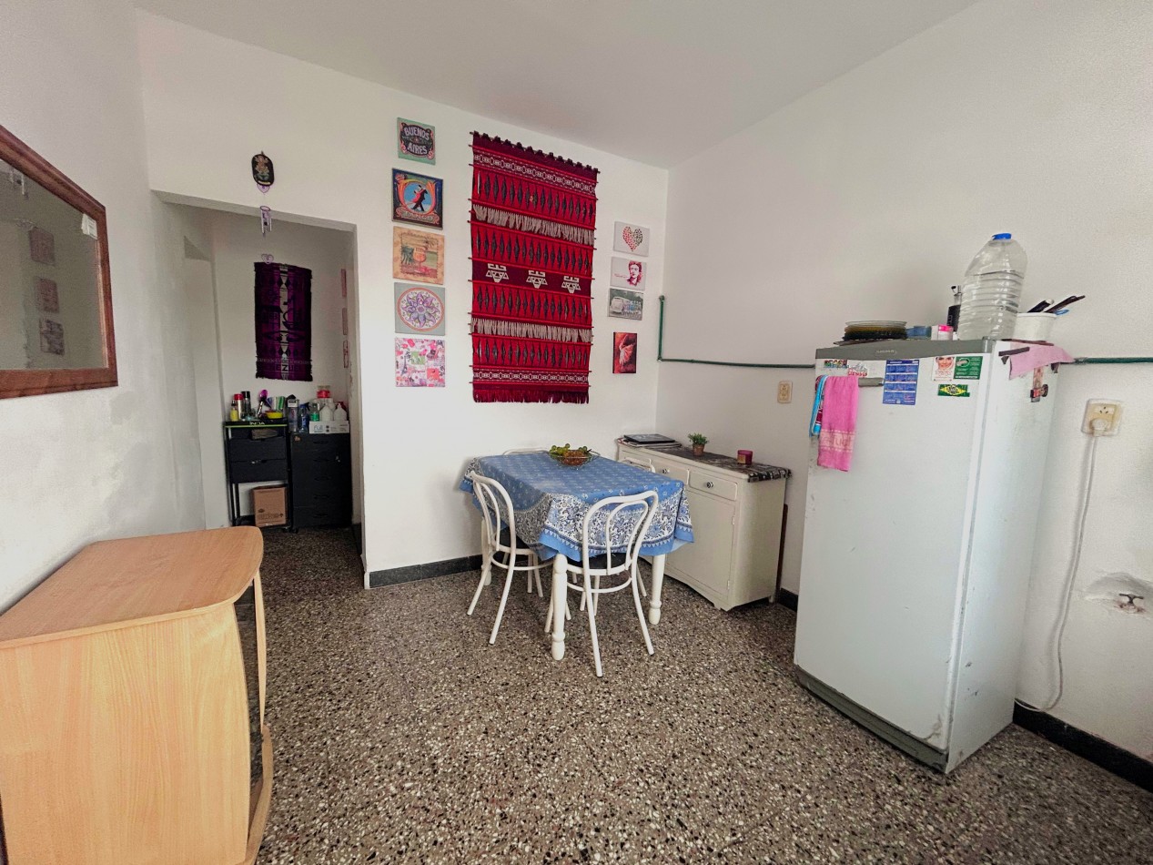Sarmiento 4100, interna planta alta, un dormitorio. 