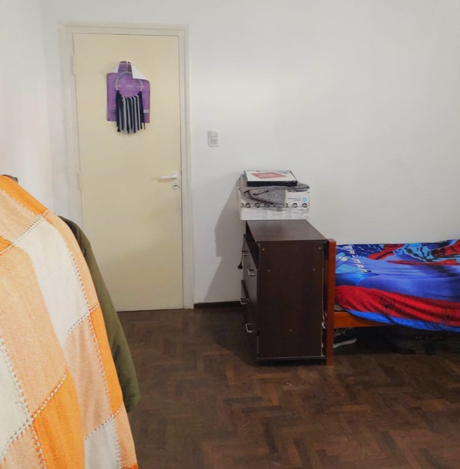 Sarmiento 4100, interna planta alta, un dormitorio. 