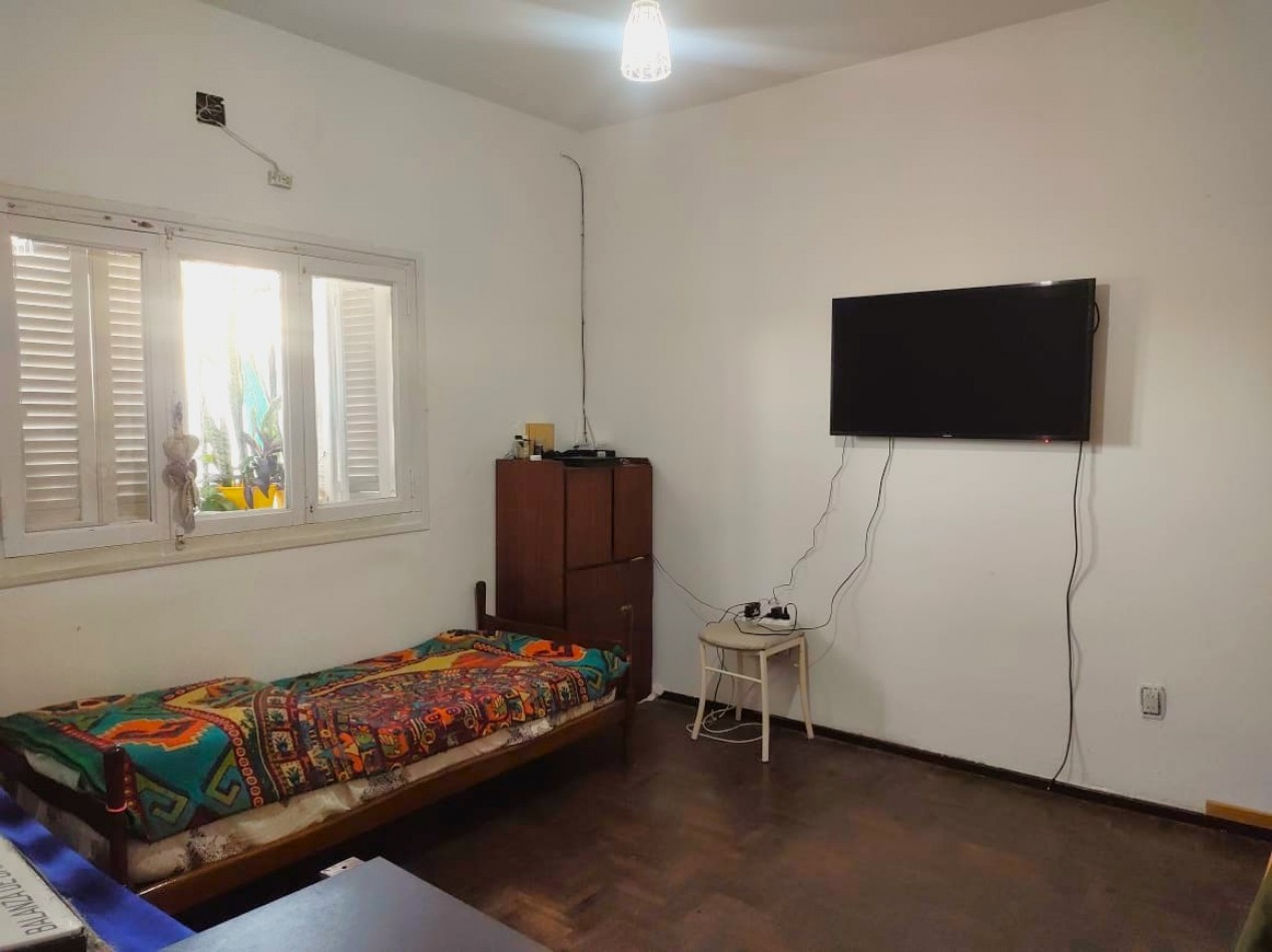 Sarmiento 4100, interna planta alta, un dormitorio. 