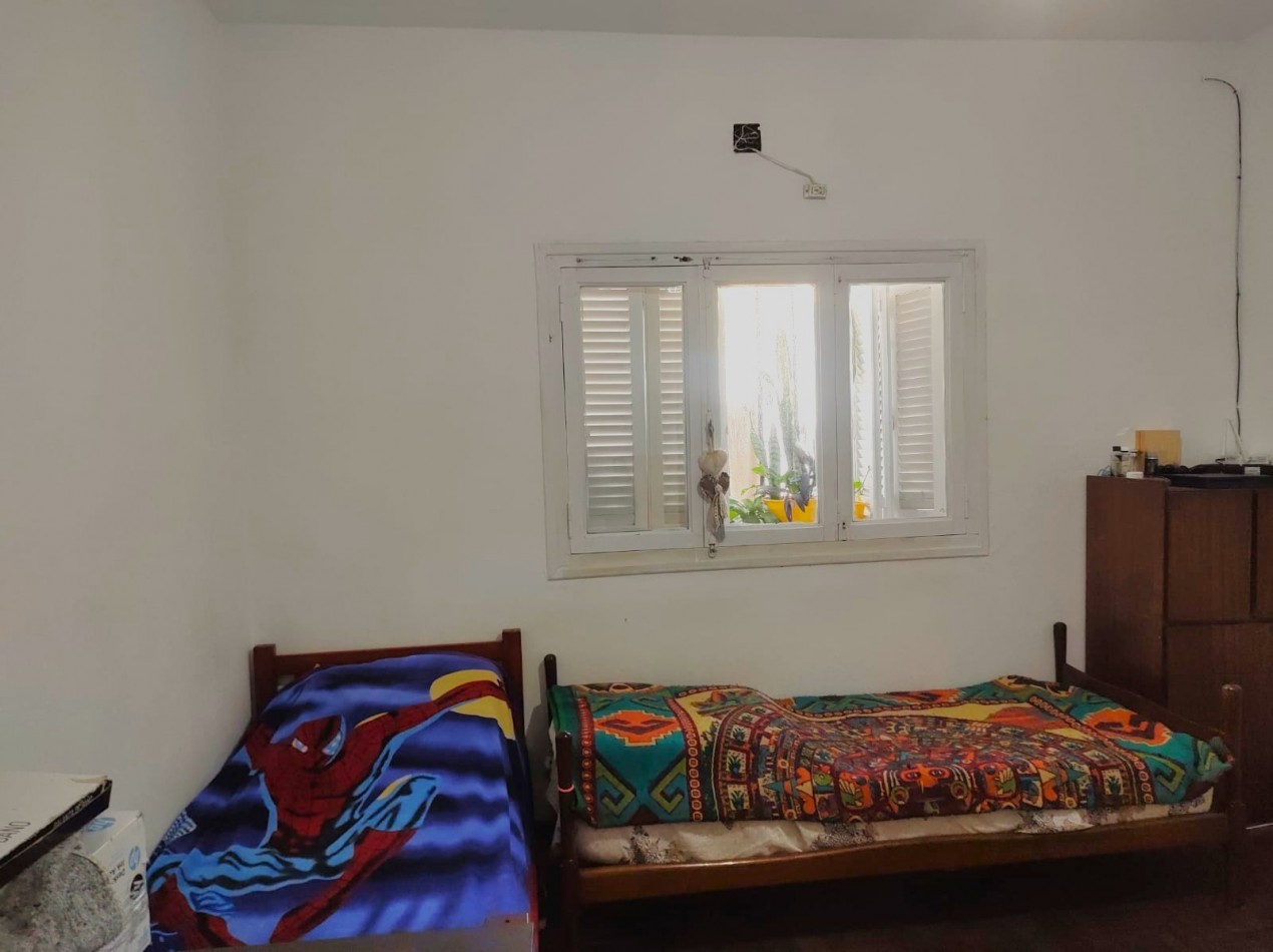 Sarmiento 4100, interna planta alta, un dormitorio. 