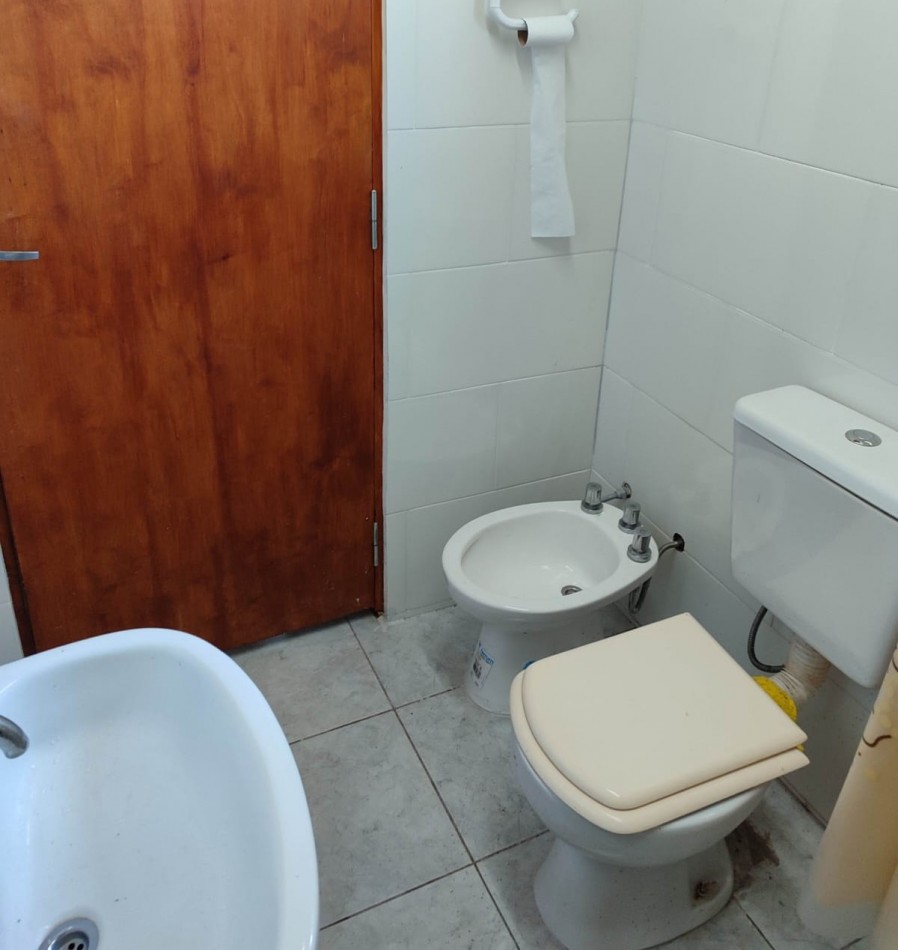 Altos de Piñero, 300 m2, dos dormitorios, galeria, pileta. 