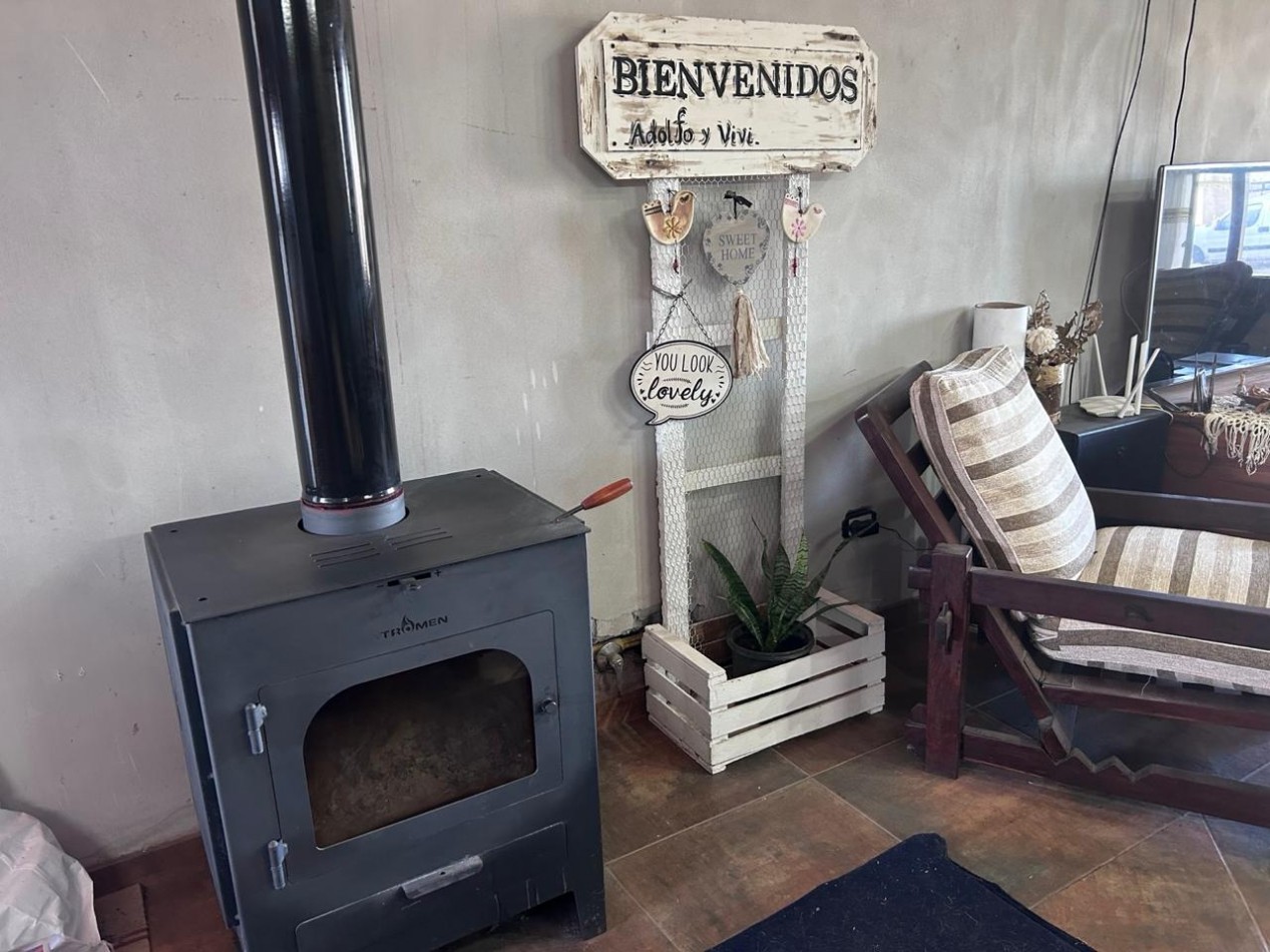 Pueblo Esther, calle Ancona, barrio abierto, dos dormitorios, pileta, lote de 486 m2.