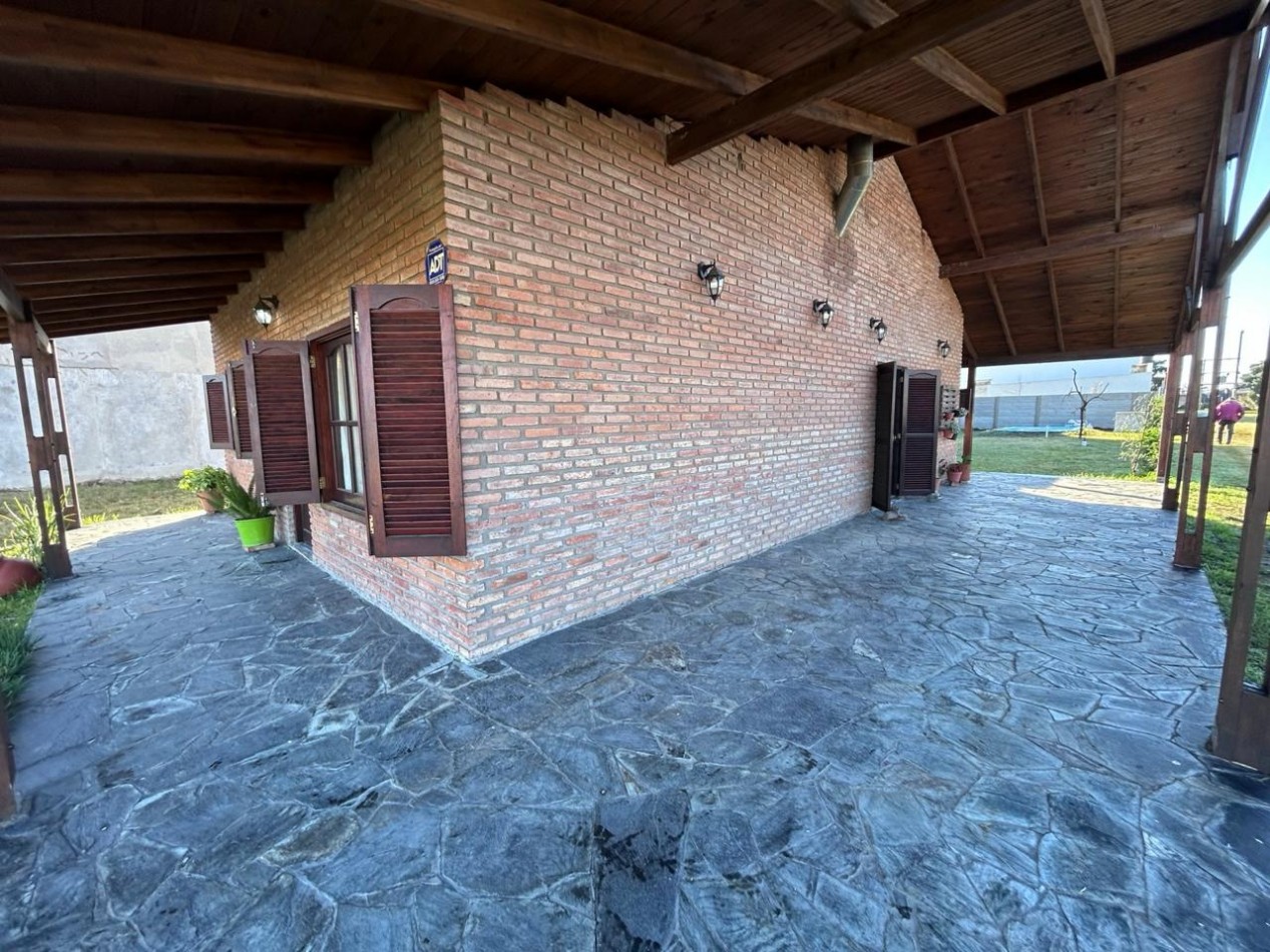 Pueblo Esther, calle Ancona, barrio abierto, dos dormitorios, pileta, lote de 486 m2.