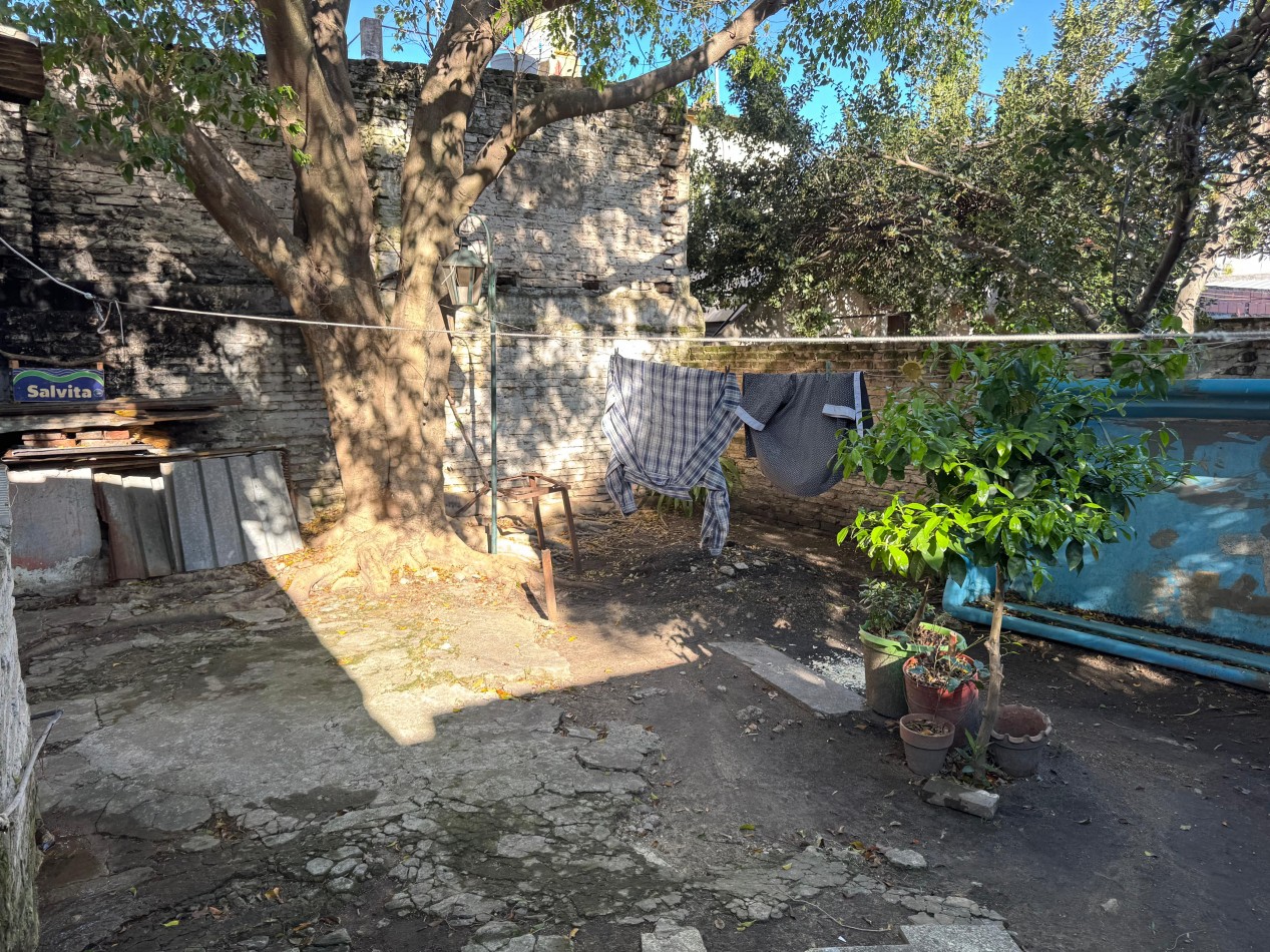 Sugasti 3400, a reciclar, un dormitorio mas comodin, fondo libre.133 m2 de lote.