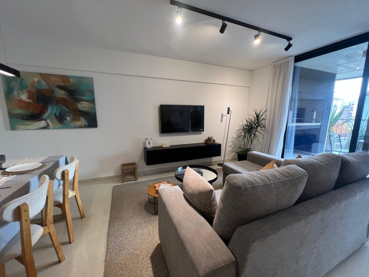 Montevideo 900 - Amplio departamento de 3 dormitorios con balcon con parrillero | 94 m²  