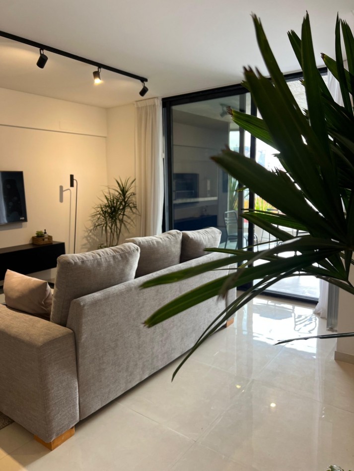 Montevideo 900 - Amplio departamento de 3 dormitorios con balcon con parrillero | 94 m²  