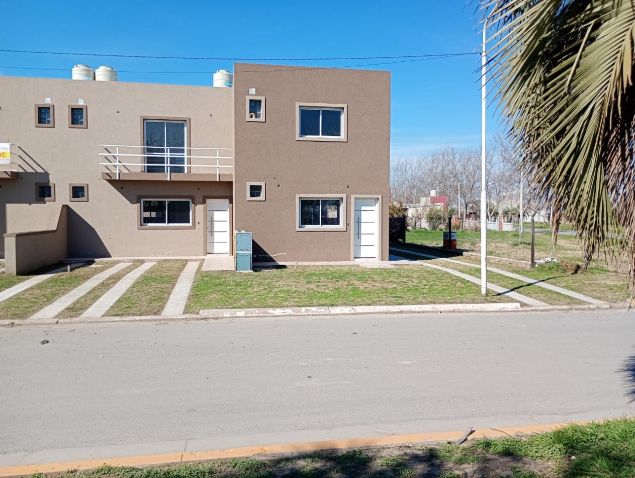 Duplex de 2 Dormitorios con Jardin y Doble Cochera en Tierra de Sueños III - Roldan