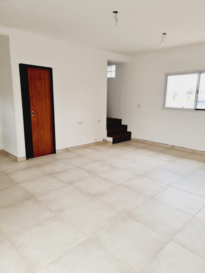 Duplex de 2 Dormitorios con Jardin y Doble Cochera en Tierra de Sueños III - Roldan