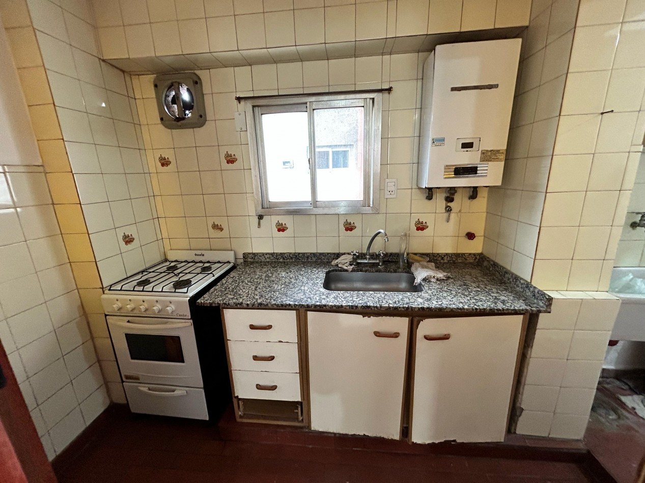 Juan Manuel de Rosas 1400, un dormitorio mas comodin, cocina separada.