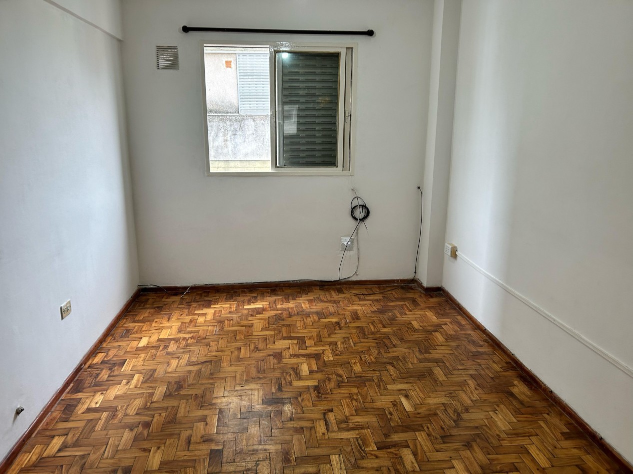 Juan Manuel de Rosas 1400, un dormitorio mas comodin, cocina separada.