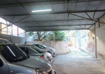 Juan Manuel de Rosas 3100, Amplio galpon y casa en frente. 