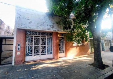 Jose Ingenieros 800, casa de frente, cochera, 1 dormitorio, patio. 