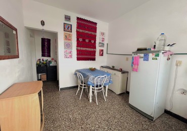 Sarmiento 4100, interna planta alta, un dormitorio. 